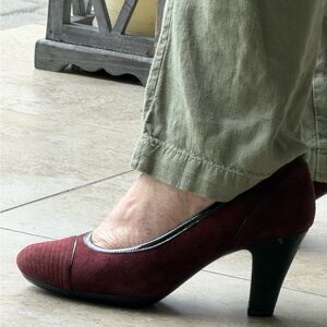 Clarks Burgundy Suede Pumps Women’s Mid Heel Classic Comfort Dress Shoes